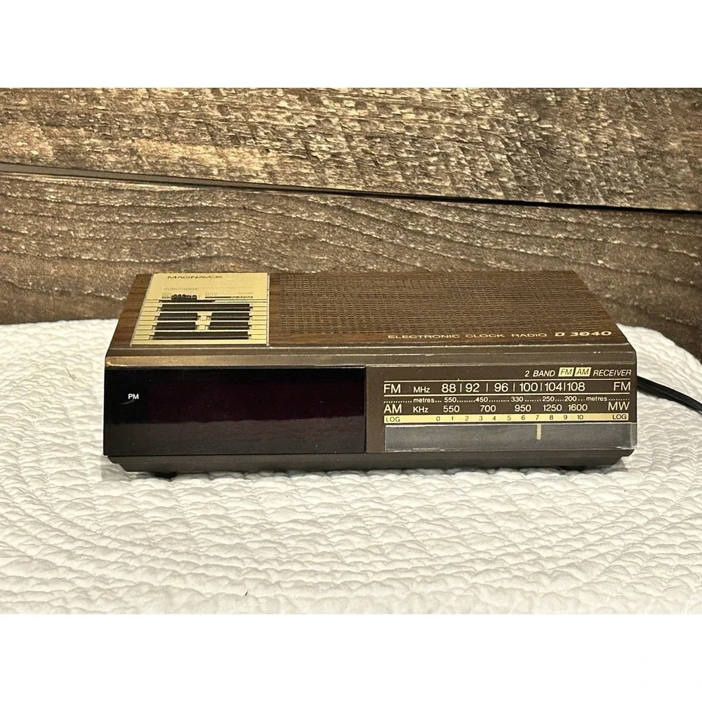 Magnavox Red LCD Electronic FM/AM Clock Radio D 3040 Works‎